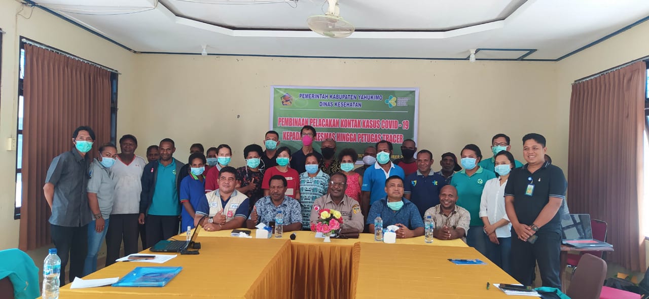 Petugas kesehatan melayani masyarakat Yahukimo